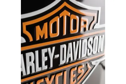 METALINIS ŽENKLAS 30X40 tinka Harley-Davidson motociklams 23130 METALINIS ŽENKLAS 30X40 tinka Harley-Davidson motociklams 23130